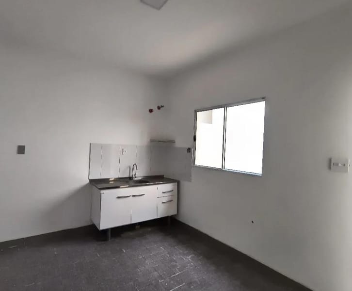 Alugo quarto individual somente para mulheres.