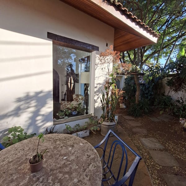 Suíte mobiliada em casa grande toda equipada com jardim