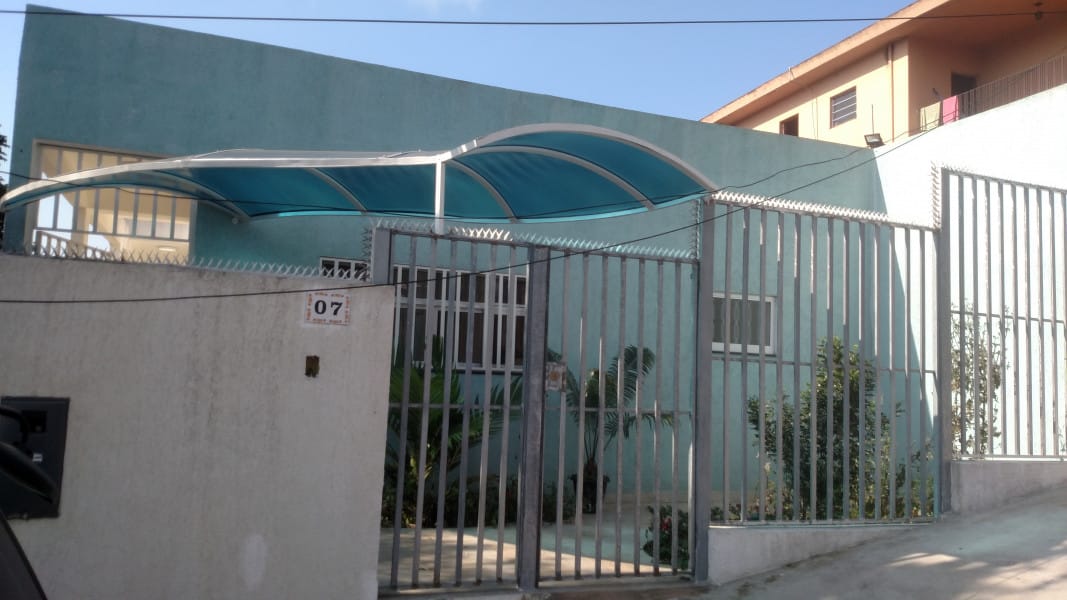 Quarto mobiliado num espaço com toda a infraestrutura e como