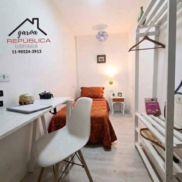 Quarto individual em ambiente amigável.