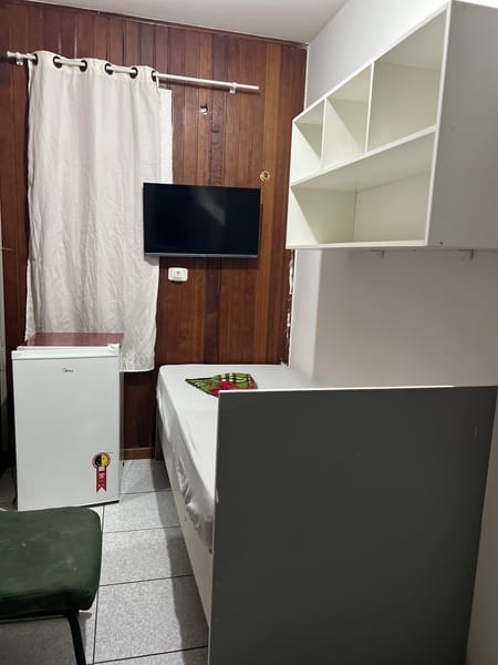 Quarto individual mobiliado