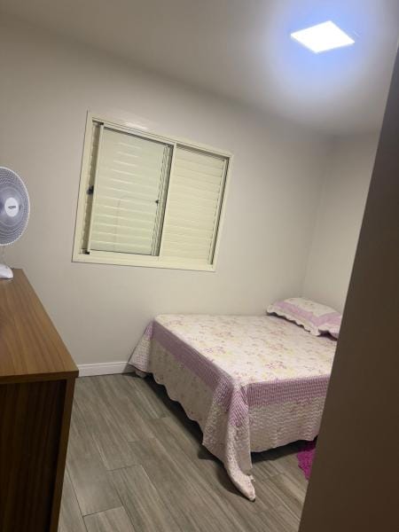 Aluga-se quarto para estudante ou profissional autônomo.