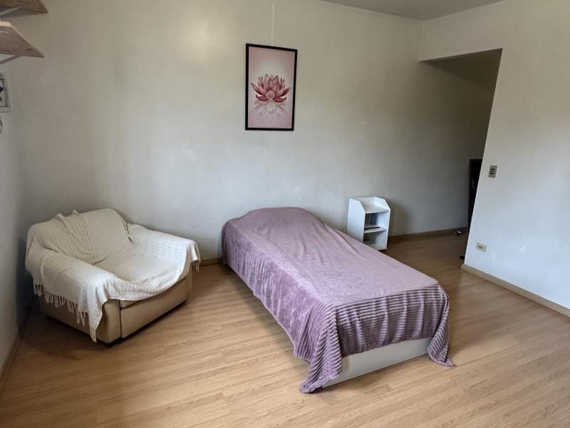 Suíte ampla e confortável em casa compartilhada – ambiente t