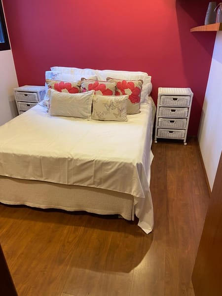 Quarto individual em Moema em edifício alto Pedrão