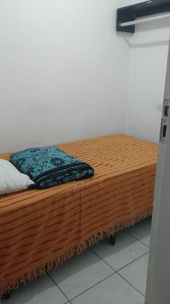 quarto pequeno com banheiro privado.