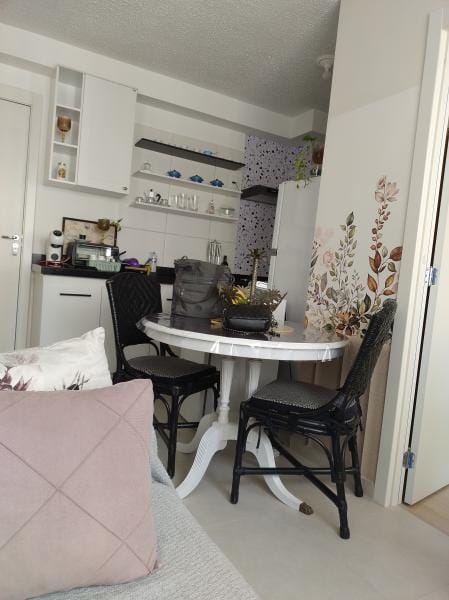 Quarto mobiliado ,ofereço roupas cama mesa banho